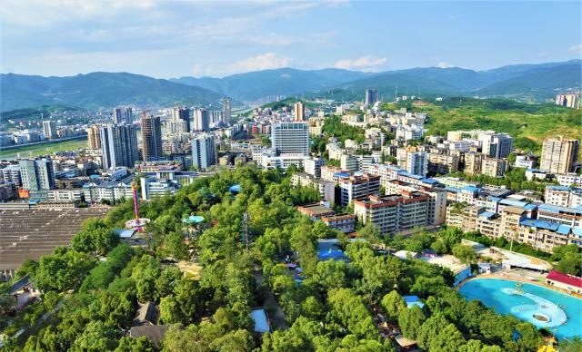 凤凰楼上看广元,嘉陵江绕流,远山叠翠,人口300万,GDP达800亿__财经头条