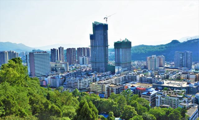 凤凰楼上看广元,嘉陵江绕流,远山叠翠,人口300万,GDP达800亿__财经头条