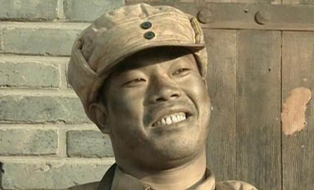 进军的一幕被网友称之为"有胜阅兵",王有胜脸上的表情以及擦鞋的动作