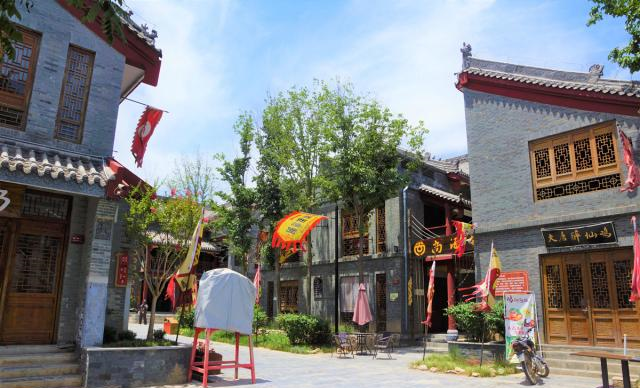 距西安75公里武则天乾陵脚下新建的大唐小镇一年多就没人了