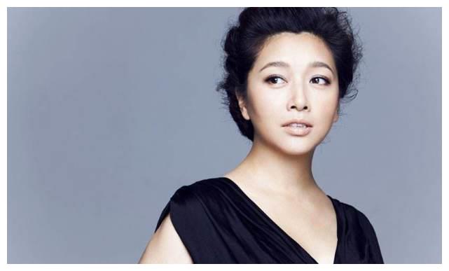 52岁江珊一家近照,小15岁老公颜值比靳东还帅,女儿长得比她还美