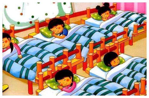幼儿园午睡时不让乱动,孩子睡不着每天做一事,妈妈看了后落泪