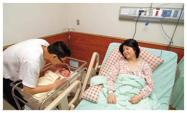 别被骗了,这才是女人刚生完娃本来样貌,产后20天的肚子让人心酸