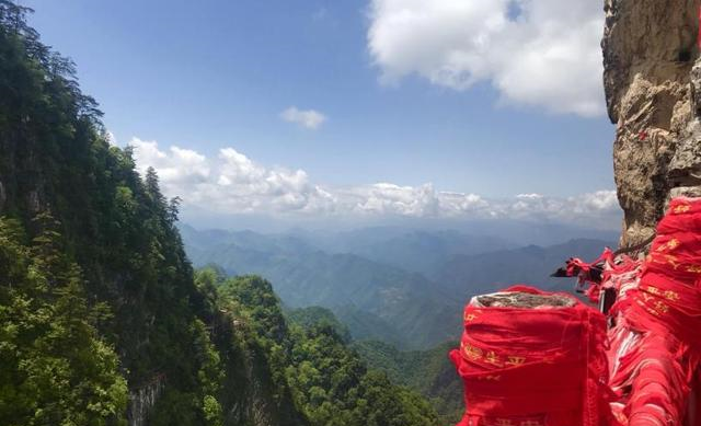 我国最“危险”寺庙，修建于山尖上，三面都是悬崖峭壁却香火不断休闲区蓝鸢梦想 - Www.slyday.coM