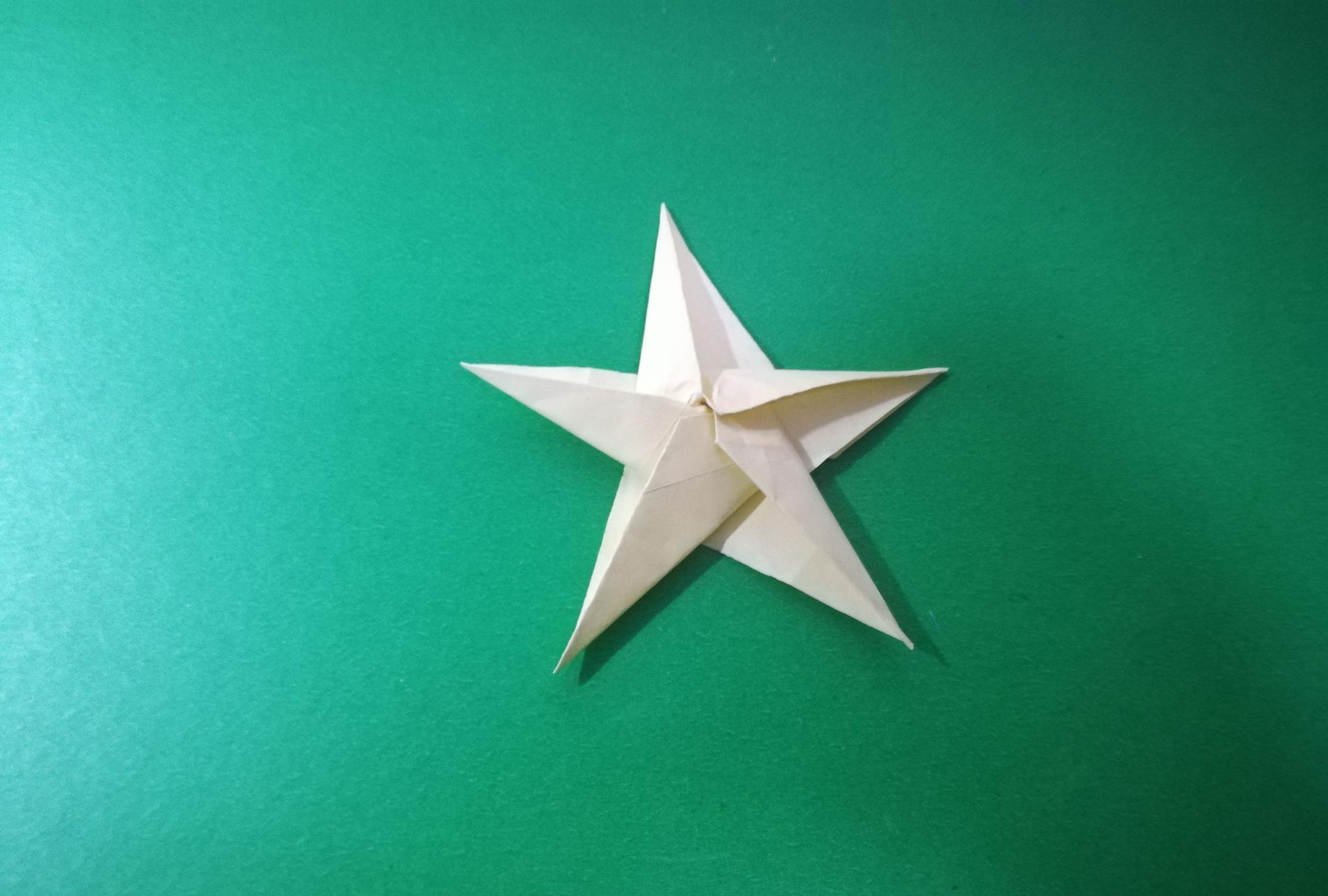 折纸空间:用折纸diy一个五角星飞镖,2分钟轻松搞定!