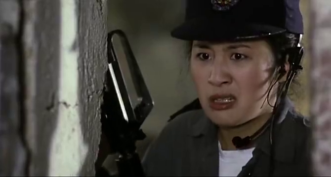 美女身中数枪居然没事,结果解开衣服一看,小伙都伴惊呆了!