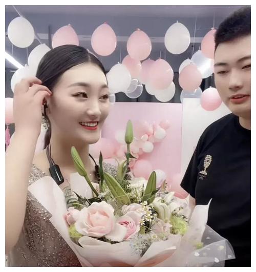 时间的直播带货,所以被不少网友质疑小两口儿是故意演戏吸引粉丝关注