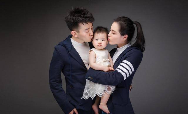 奥运冠军吴敏霞罕晒女,女儿神似亲爹,完美避开妈妈基因