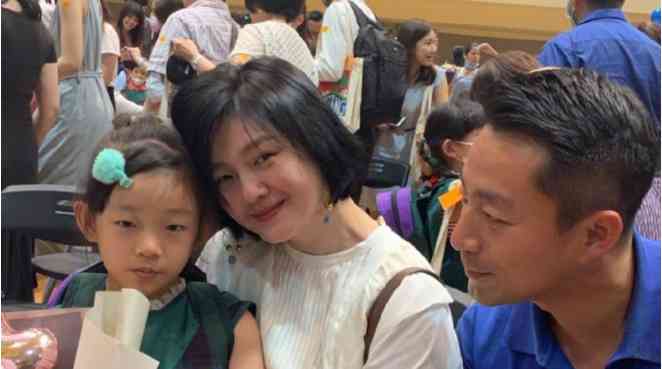 7岁汪希玥长大了!印花衣配蓝色牛仔裤个头瞩目,小脸蛋酷似大S|大S|汪希玥|汪小菲|牛仔裤|印花|女儿|脸蛋|蓝色|个头|瞩目_新浪新闻