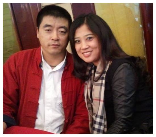 从比肩赵本山到阶下囚,魏三渐变人生的秘密,藏在父母的"破屋"