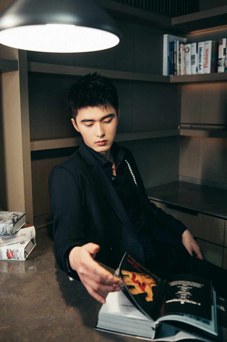 刘奕畅受邀出席ok精彩盛典 优雅西装亮相荣膺"年度挚爱新人"|刘奕畅