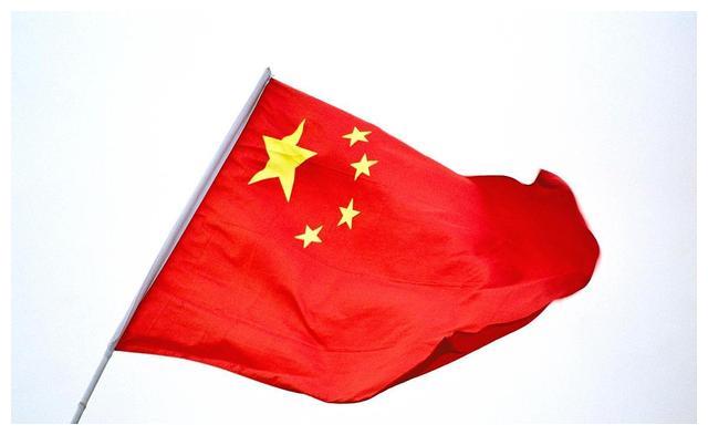 从一个个感人的故事我们知道,五星红旗之所以是红色的,那是用革命前辈