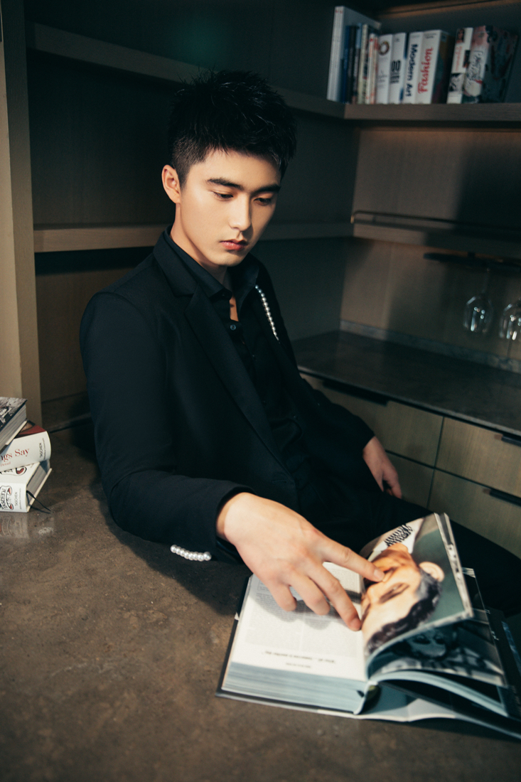 刘奕畅受邀出席ok精彩盛典 优雅西装亮相荣膺"年度挚爱新人"|刘奕畅