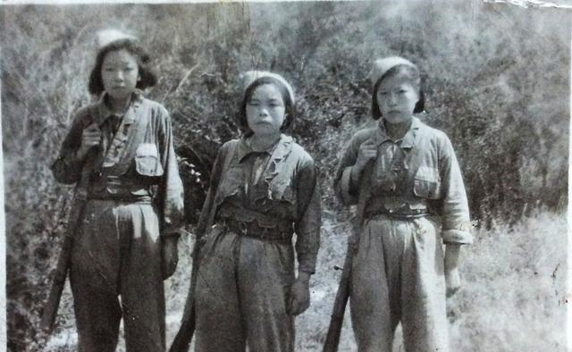 12张抗战时期女兵老照片,战争没有性别,子弹不分男女!