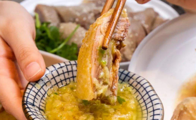 做白切鸡，不能直接下锅，大厨教你正确做法，保证鲜嫩多汁沒腥味休闲区蓝鸢梦想 - Www.slyday.coM