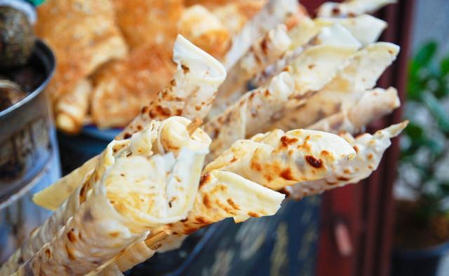 大理古城的街边美食烤乳扇