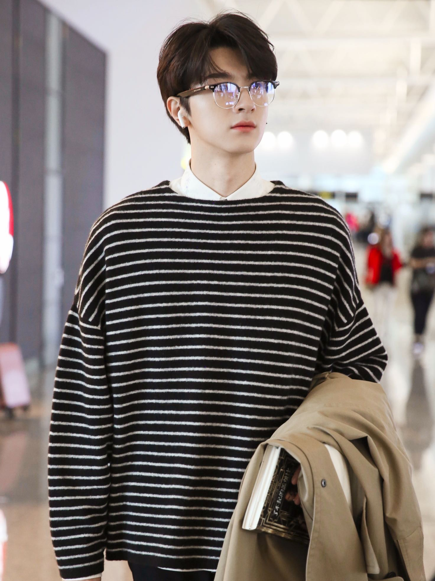 林一风衣搭配眼镜韩剧男主角既视感