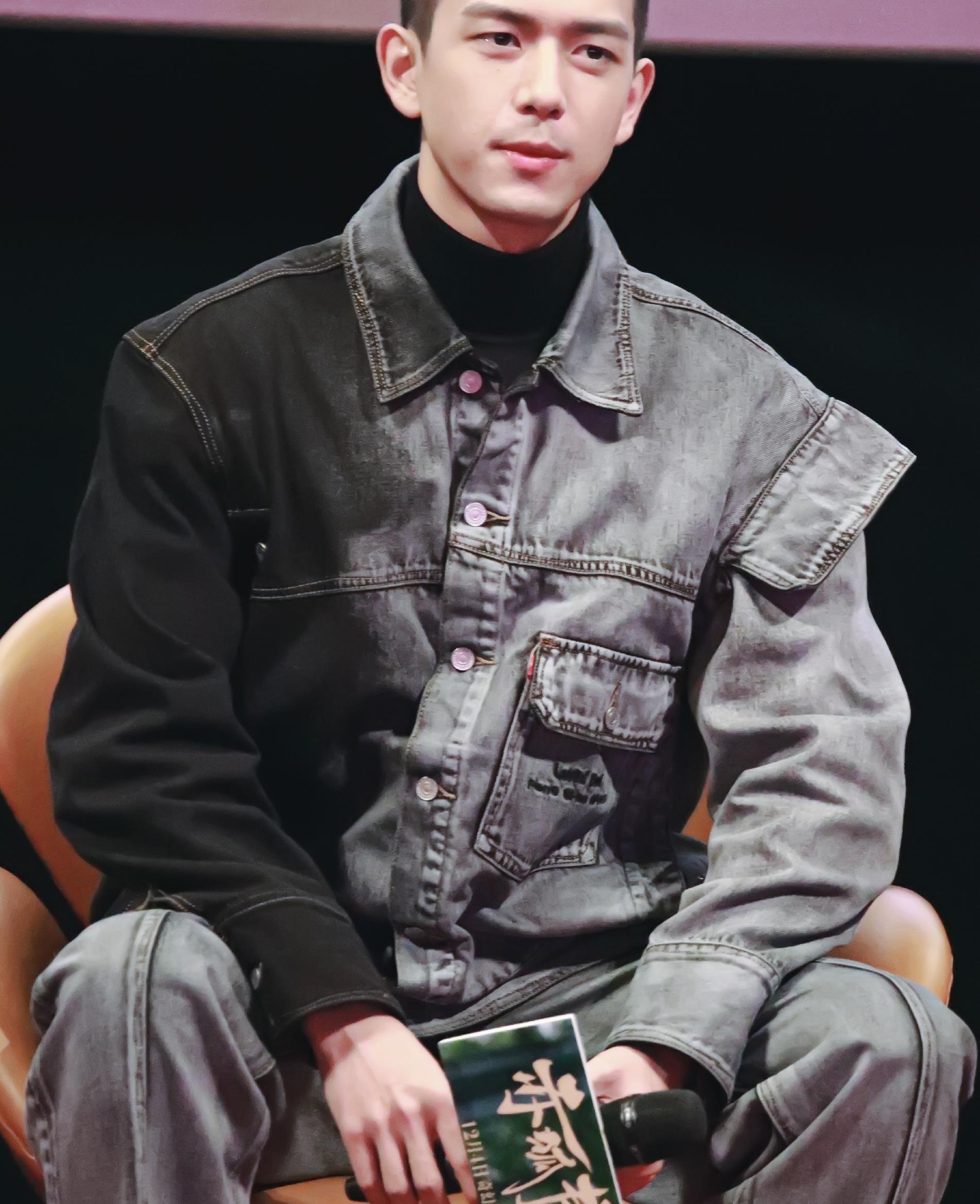 剪寸头的李现换了种帅法,黑色装扮潮流个性,是你的"菜"吗