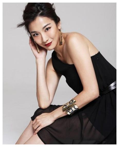 年轻时候的江祖平不仅颜值非常高,身材也十分的注重,所以在模特行业的