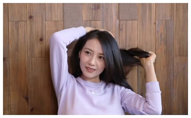 高圆圆跟丈夫离开酒店身材圆润不停遮掩