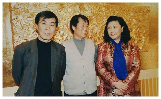 2015年,与高秀敏"共享"何庆魁12年张艳茹,笑着死在何庆魁怀里