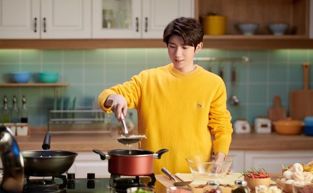 王源工作室营业,发布王源多风格硬照,其中做饭的王源太暖男