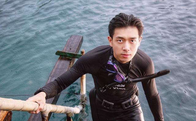 李现海洋潜水大片释出 素颜畅游海底帅气满分