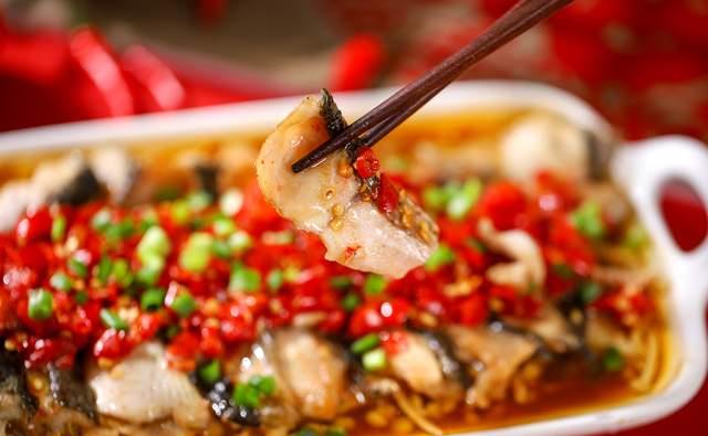 周末好搭配,剁椒蒸鱼片就酱香饼,别告诉我你会不爱吃