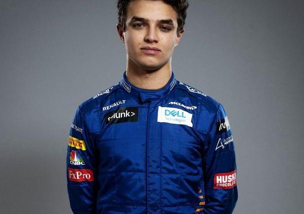 一直处于兴奋状态的兰多·诺里斯不小心把第3名的牌子给撞翻了