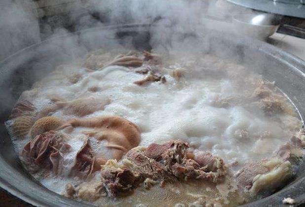 春寒时节内蒙的熬羊汤喝起来