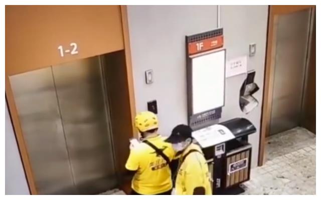 是个狠人!湖北一外卖小哥用脚“按”电梯,一脚下去把墙踹出大洞休闲区蓝鸢梦想 - Www.slyday.coM 是个狠人!湖北一外卖小哥用脚“按”电梯,一脚下去把墙踹出大洞休闲区蓝鸢梦想 - Www.slyday.coM