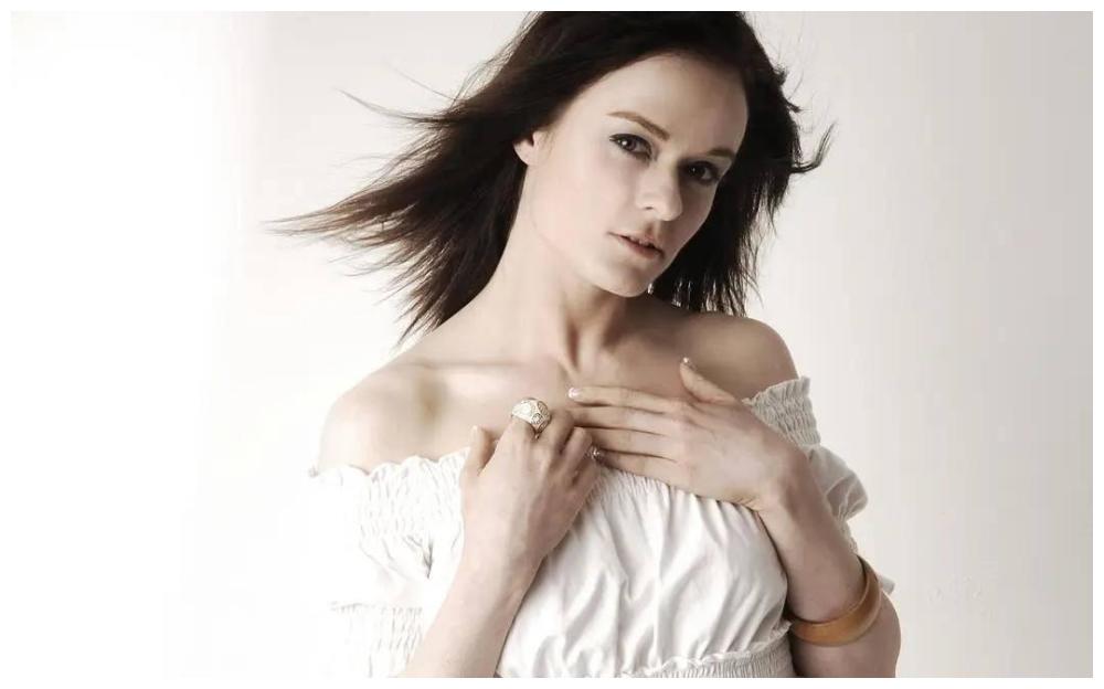 在tvb十多年的时间里,陈明恩在tvb演出了不少剧集,但几乎都是一些小