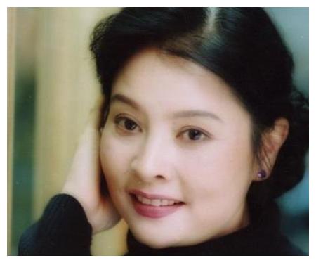 她是国家一级演员,二婚嫁小八岁演员,丁克27年仍旧很幸福