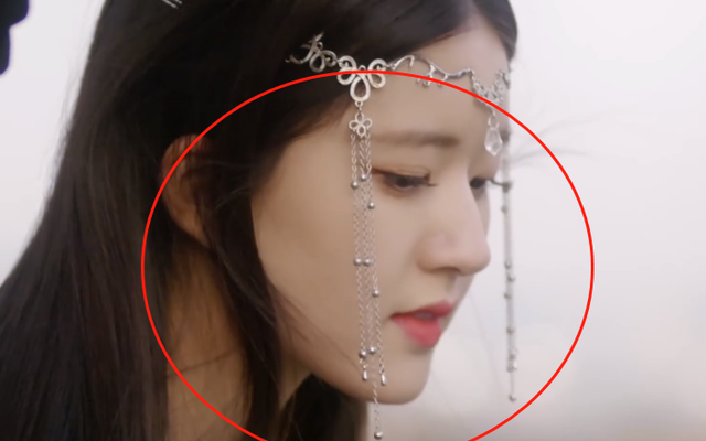 都说照片要精修才美，赵露思跨年造型出花絮，原镜头颜值不香吗？休闲区蓝鸢梦想 - Www.slyday.coM