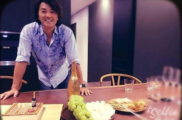 带你看看郑伊健住的豪宅，第一次见卧室这么装，看起来很过时休闲区蓝鸢梦想 - Www.slyday.coM