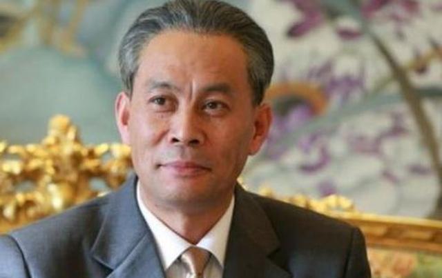 他因《亮剑》走红,在街边吃路边摊引热议,桌上车钥匙说明身份?