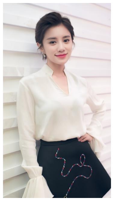 却因念错赞助商被雪藏,半五十的年纪活成这样|伊一|朱丹|赞助商_新浪