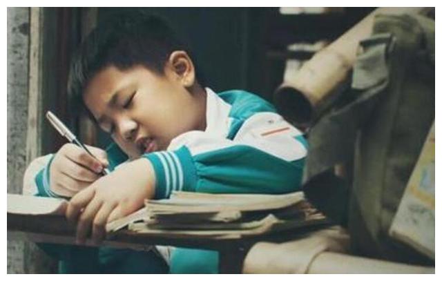 老师罚抄写名字100遍，一个孩子10分钟写完，另一个哭着抄到凌晨休闲区蓝鸢梦想 - Www.slyday.coM