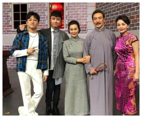 50岁“雪姨”王琳身材真丰满,穿修身旗袍凹凸感十足,70后里罕见|雪姨|旗袍|王琳_新浪新闻