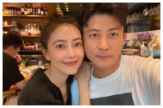 淡妆示人对镜甜笑,与男友人脸贴脸合照|高圆圆|大左|李佳琦_新浪新闻