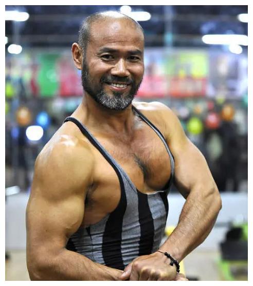 我的团长崔勇秀书法满身肌肉撑破背心牢笼荷尔蒙爆棚