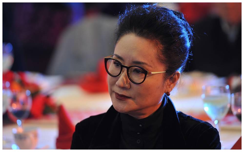 他是一个下流的春晚总导演,辜负三任妻子,最后因脑癌寂寞离场__财经