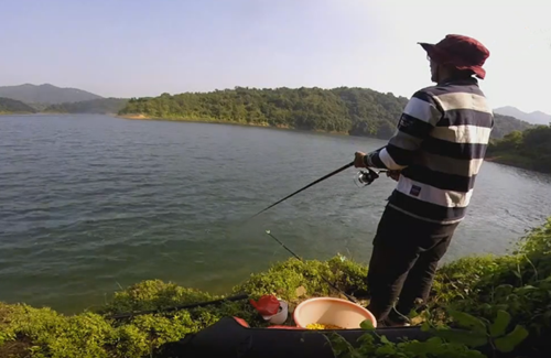 水库钓鱼,看到鱼浮在水面很开心,拉上来后却没有了