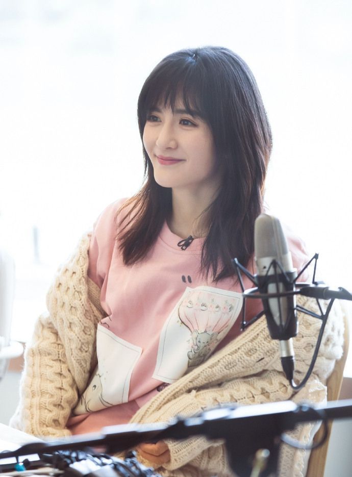 谢娜粉米柔色系穿搭娇嫩可人,空气刘海披肩发气质甜美清新