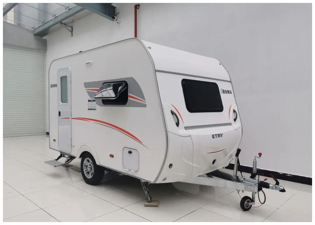 这款爱旅380拖挂房车的外形尺寸是5000x2170x2580mm,内高可达1米9,车