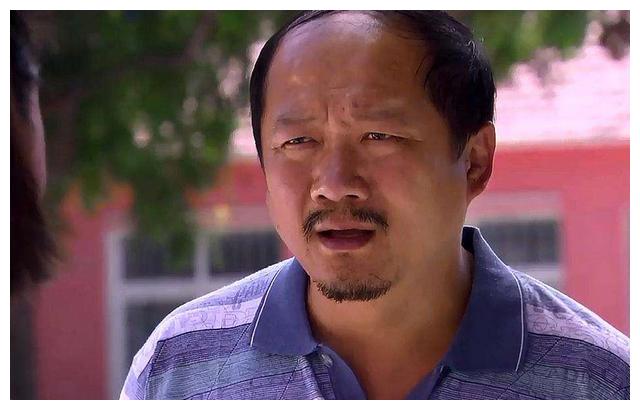 谢广坤也出事了?与女歌手贴身互动太轻浮,被批不尊重女性遭抵制