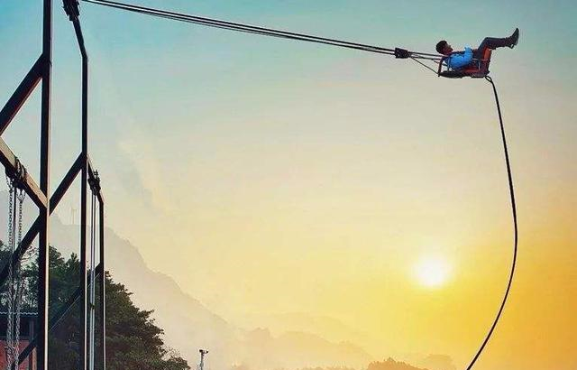 亚洲第一悬崖秋千：能荡出百米远，位于中国网红重庆休闲区蓝鸢梦想 - Www.slyday.coM