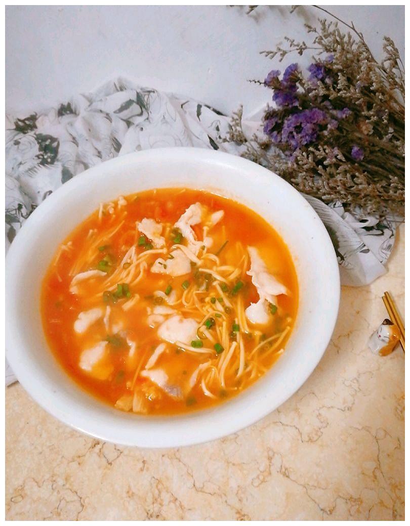 by lian环食用料番茄 2个草鱼片 1条金针菇 一小把蒜头 适量番茄酱