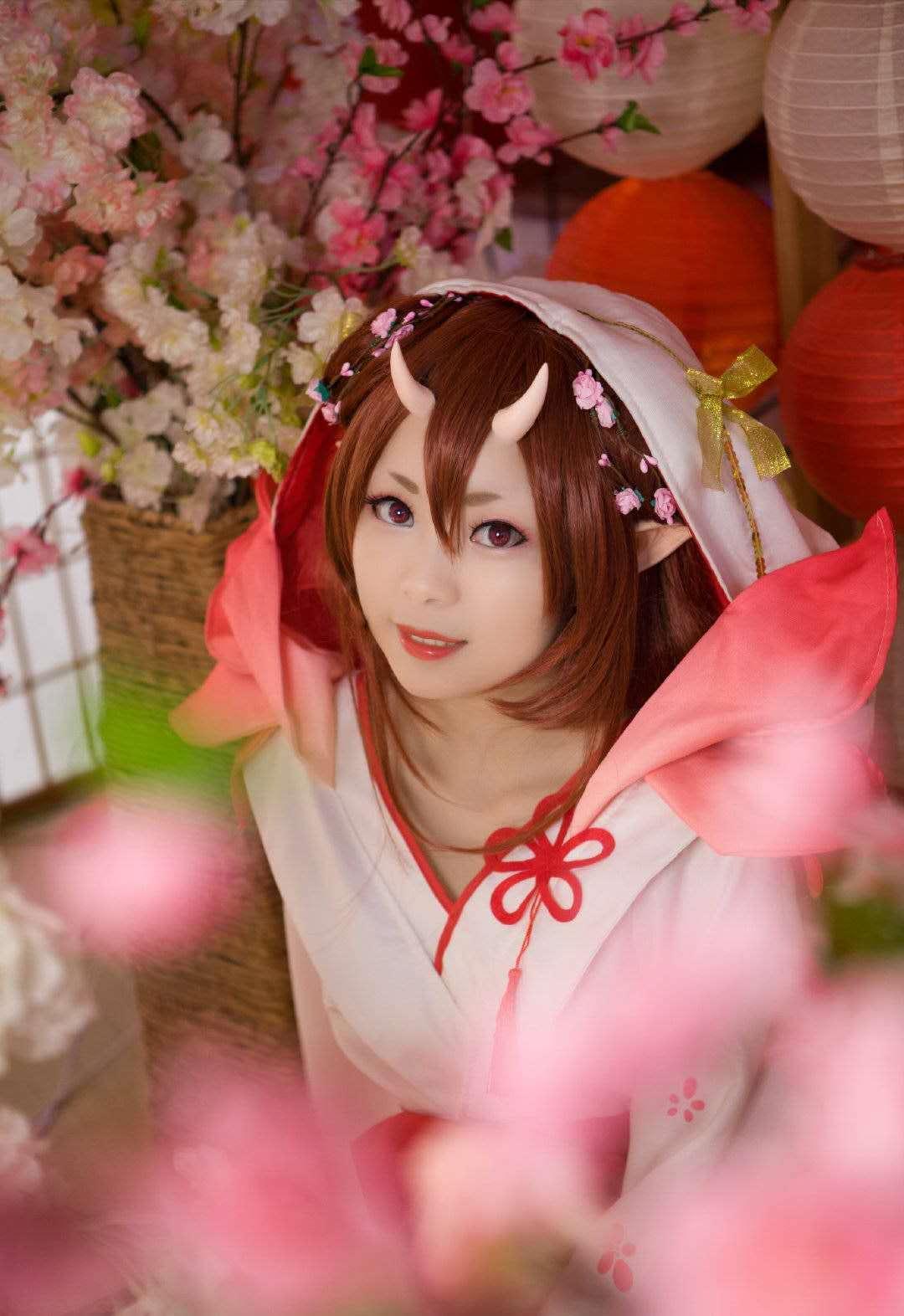 阴阳师桃花妖cos,发髻盘绕桃花,小角搭配精灵耳娇俏灵动