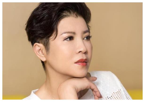 她曾是歌坛天后,爱上老外后被骗3000万,如今再嫁小13岁男友!